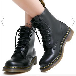 Black Dr. Martens 1460 8-eye boots size 6